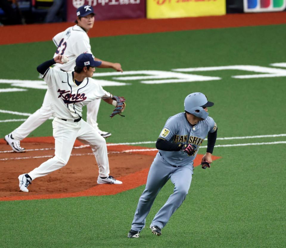 内野ゴロで一塁走者の元山が一・二塁間に挟まれる（撮影・山口登）