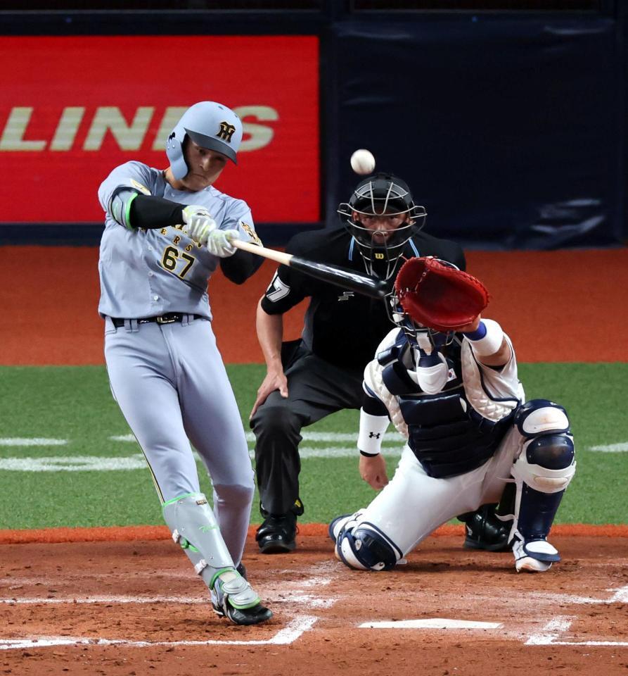 中犠飛を放つ高寺（撮影・山口登）