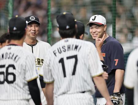 藤川監督、ナインにあいさつする佐藤輝（撮影・田中太一）