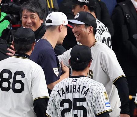 佐藤輝を激励する藤川監督（右）＝撮影・山口登