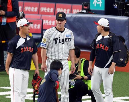 吉田（左）と宮城（右）と談笑する伏見（撮影・山口登）