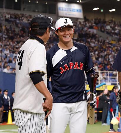 阪神・藤本総合コーチ（左）にあいさつする森下（撮影・西田忠信）