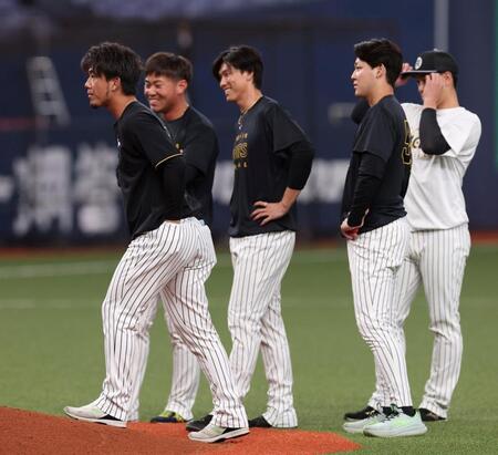 マウンドを確認する伊藤将（左）ら投手陣（撮影・西田忠信）