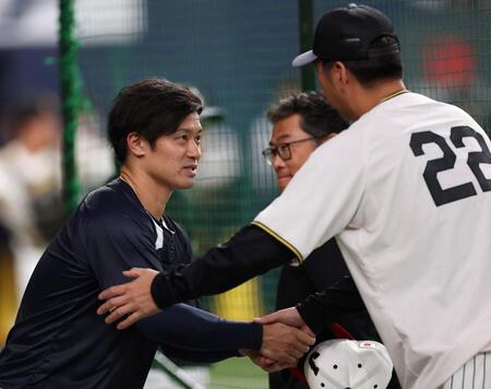 藤川監督（右）と握手する坂本（撮影・西田忠信）