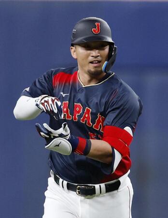 　１回、先制ソロを放ち、ポーズをとりながら三塁へ向かう鈴木