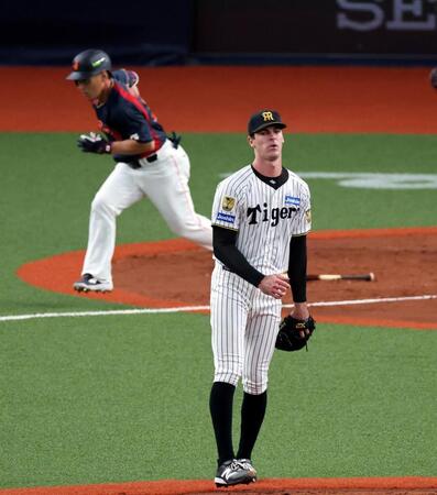 ４回、吉田を遊ゴロに打ち取るラグズデール（撮影・山口登）