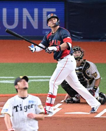 １回、左中間に先制本塁打を放つ鈴木