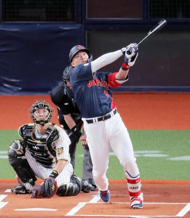 １回、鈴木が左中間に先制ソロを放つ