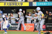 　２回、小野寺の適時打で生還した中川を迎える阪神ベンチ。右端は藤川監督（撮影・田中太一）