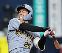 ７回、韓国代表の投手に対し、フルスイングする谷端（撮影・田中太一）