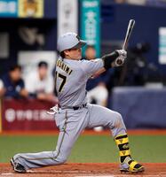 　２回、適時二塁打を放つ伏見（撮影・西田忠信）