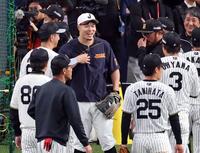 藤川監督ら阪神ナインにあいさつする佐藤輝（撮影・山口登）