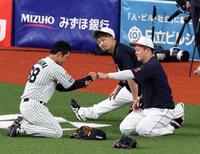 中川は牧とグータッチする（中央は鈴木）＝撮影・山口登
