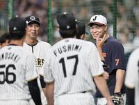 藤川監督、ナインにあいさつする佐藤輝（撮影・田中太一）