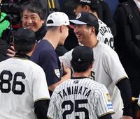 佐藤輝を激励する藤川監督（右）＝撮影・山口登