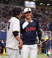 阪神・藤本総合コーチ（左）にあいさつする森下（撮影・西田忠信）