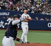 １回、鈴木に被弾する伊藤将（撮影・田中太一）