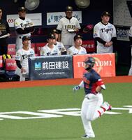 １回、鈴木に先制ソロを打たれグラウンドを見つめる藤川監督（中央）＝撮影・山口登