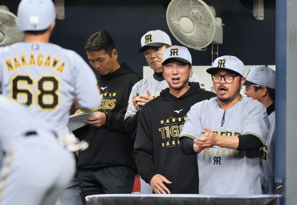 ２回、生還した中川を迎える藤川監督（撮影・田中太一）