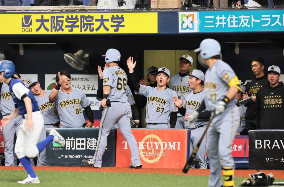 　２回、小野寺の適時打で生還した中川を迎える阪神ベンチ。右端は藤川監督（撮影・田中太一）