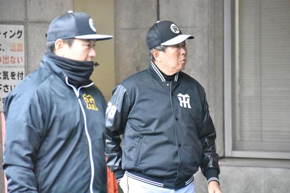 選手らを見守る平田２軍監督
