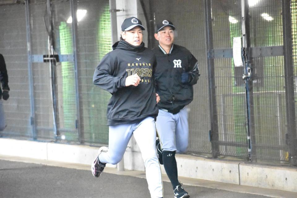 走り込む梅野