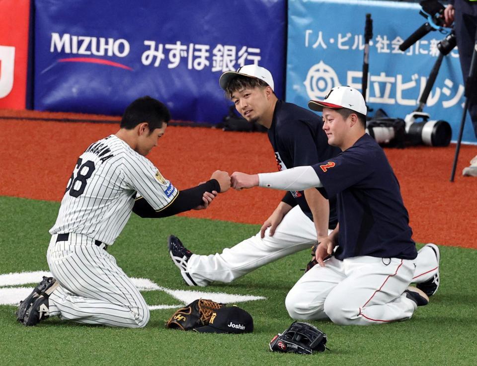 中川は牧とグータッチする（中央は鈴木）＝撮影・山口登