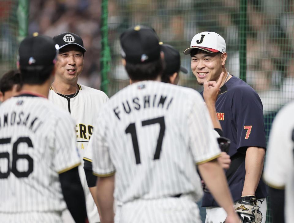 藤川監督、ナインにあいさつする佐藤輝（撮影・田中太一）