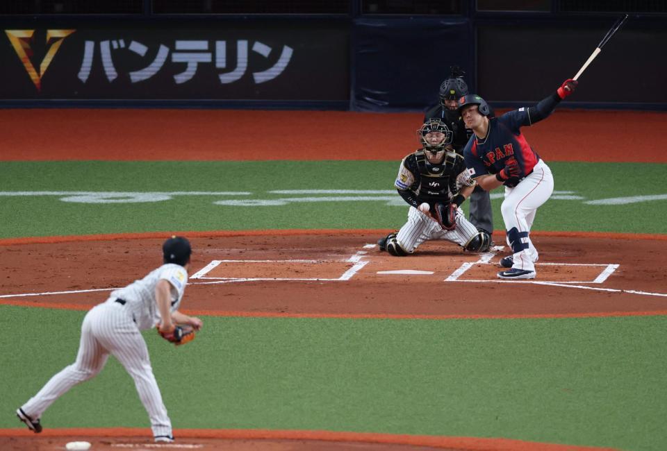 ２回、岡本を空振り三振に打ち取る伊藤将（撮影・山口登）