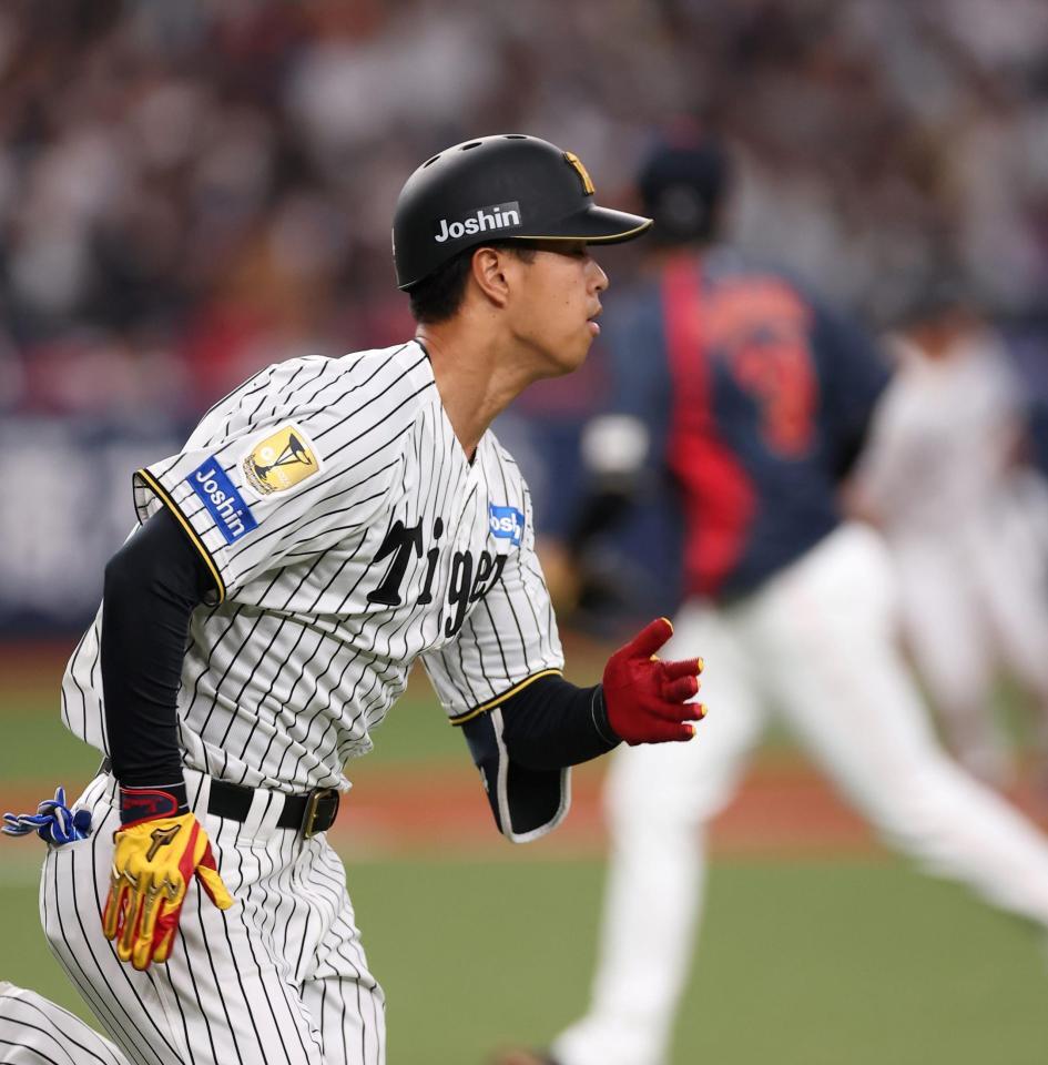 ８回、適時打を放つ岡城（撮影・西田忠信）
