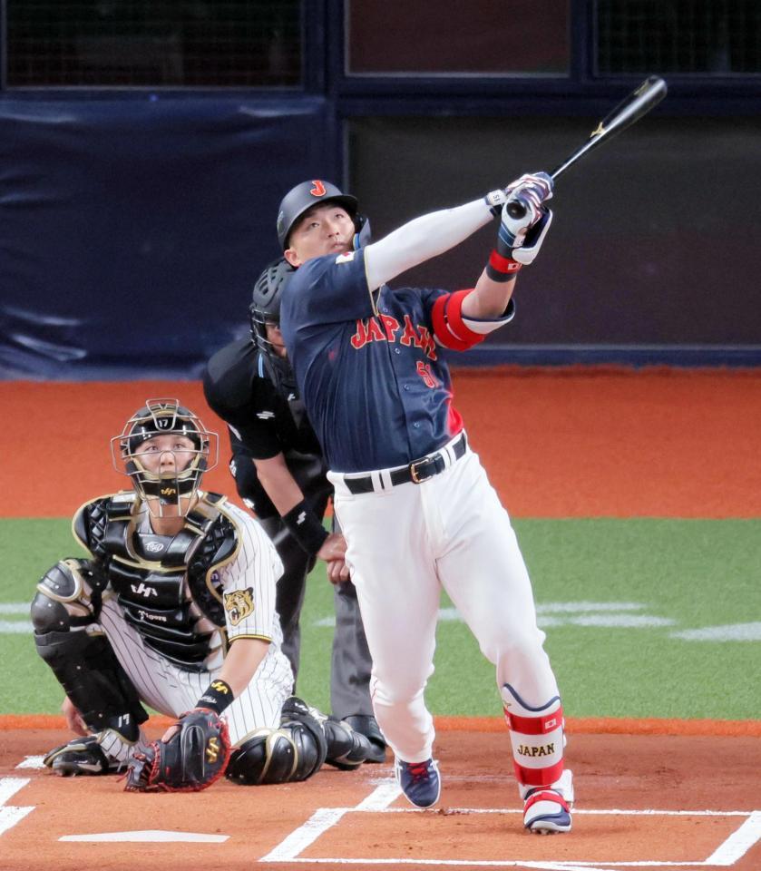 １回、鈴木が左中間に先制ソロを放つ