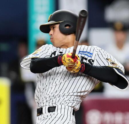 　８回、安打を放つ岡城（撮影・田中太一）