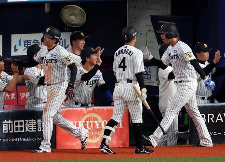 ８回、岡城（右）は生還しナインに迎えられる（撮影・山口登）