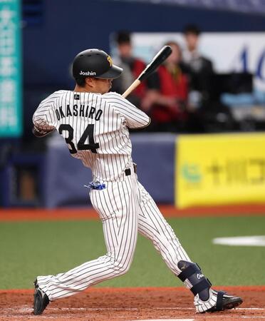 ８回、適時打を放つ岡城（撮影・西田忠信）