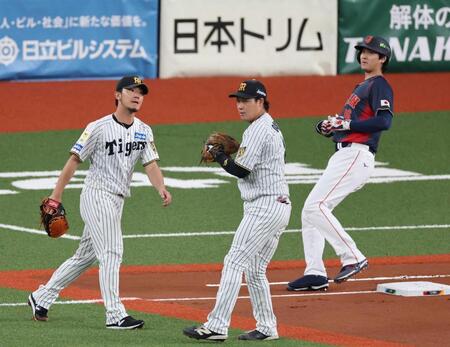 　１回、伊藤将（左）は大谷（右）を一ゴロに打ち取る（撮影・山口登）