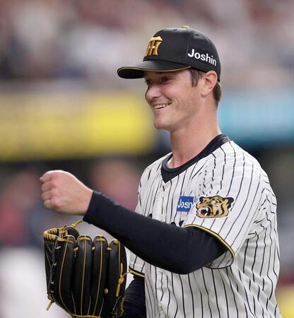 　５回を投げ終え笑顔でベンチに戻るルーカス（撮影・西田忠信）