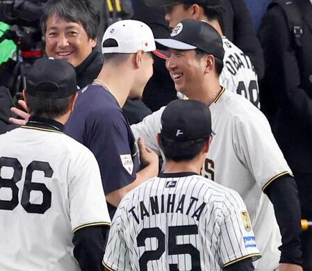 　佐藤輝を激励する藤川監督（右）