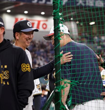 佐藤輝（右）を笑顔でねぎらう阪神・藤川監督（撮影・西田忠信）