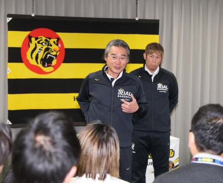 ＴＲＩＡＬ　ＢＡＳＥＢＡＬＬの説明をする野球振興室長を務める嶌村球団本部長（撮影・西田忠信）