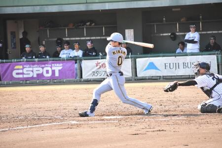 適時二塁打を放つ木浪