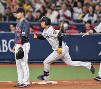 ８回、安打を放つ岡城（撮影・田中太一）