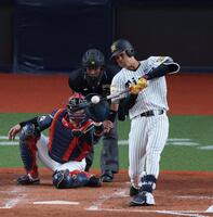 ８回、左前に適時打を放つ岡城（撮影・山口登）