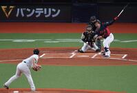 ２回、岡本を空振り三振に打ち取る伊藤将（撮影・山口登）