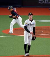 ４回、吉田を遊ゴロに打ち取るラグズデール（撮影・山口登）