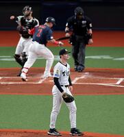 ５回、ルーカスは牧秀悟を空振り三振に打ち取る（撮影・山口登）