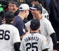 　佐藤輝を激励する藤川監督（右）