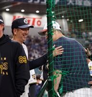 佐藤輝（右）を笑顔でねぎらう阪神・藤川監督（撮影・西田忠信）