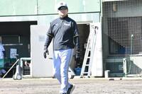 練習を見守る平田２軍監督