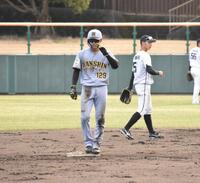 初盗塁を決めた山崎