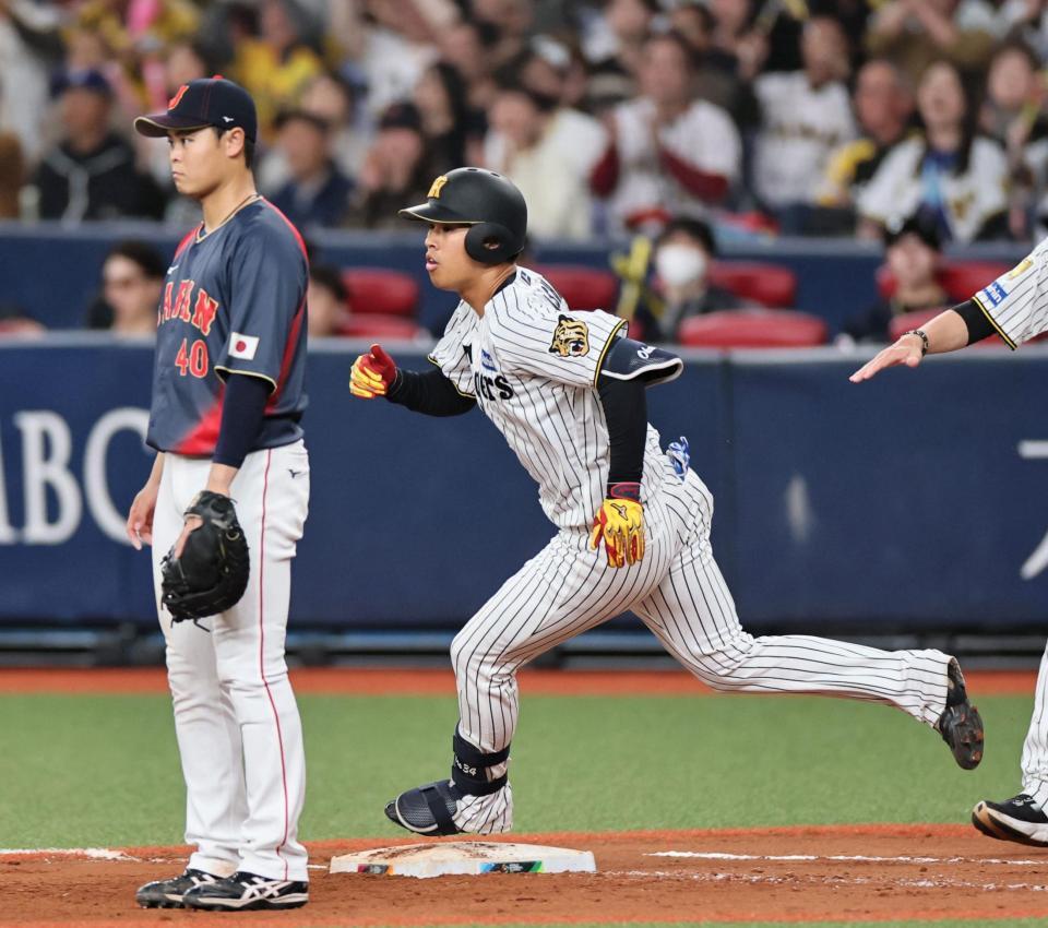 ８回、安打を放つ岡城（撮影・田中太一）